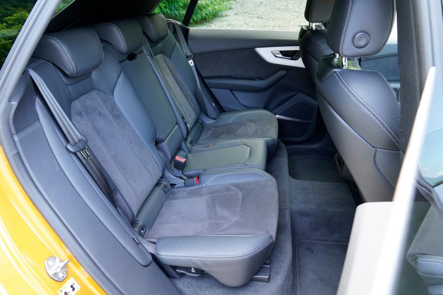 Интерьер Audi Q8 55 TFSI Quattro S-Line 2019 года  (JP) (фото 11 из 37)